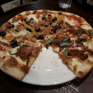 Pizza Caprichoza y Carnivora 