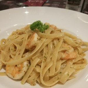 Pasta con camarones y salsa de oleo