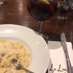 fettucini alfredo y sangria tinta