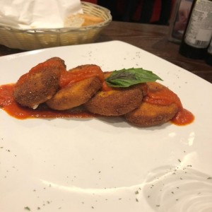 mozzarella apanado en salsa pomodoro