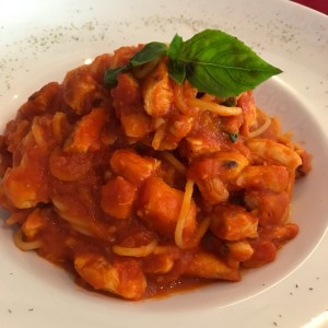 spaguetti con pollo en salsa roja