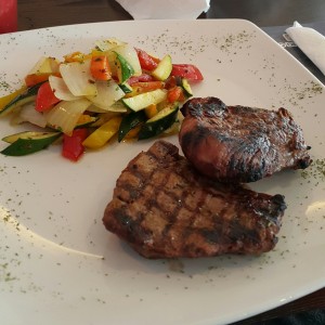 filete al grill con vegetales salteados