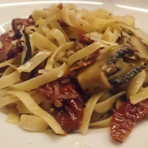 Tagliatelle Valentina: Hongos portobello y tomate deshidratado al oleo.