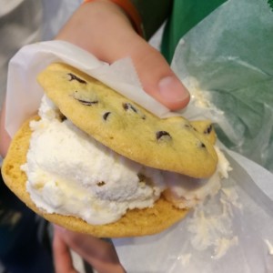 galleta con helado de vainilla