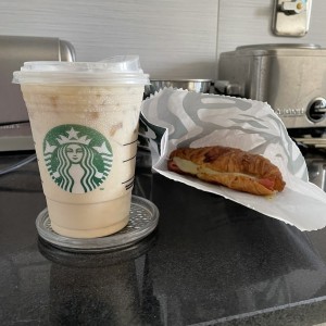 Chai Tea Latte frio y croissant de queso manchego.