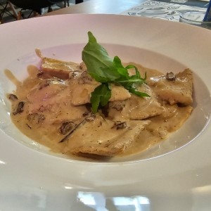 Ravioli di carne con salsa di funghi e olio al tartufo