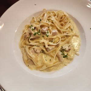 Fettucinne Alfredo con Pollo