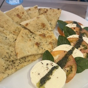 Insalata Caprese con Focaccia