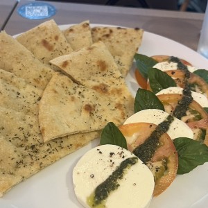 Insalata Caprese con Focaccia