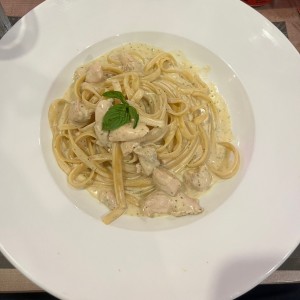 Fettuccine Alfredo con Pollo