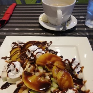 wafle con chantilli y frutas, un latte grande.