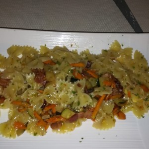 Farfalle con bacon y vegetales