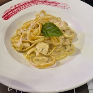 Fetuccibi Alfredo con pollo