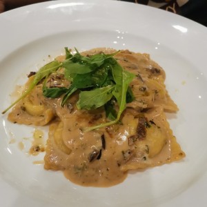 Ravioli con salsa de hongo porcini