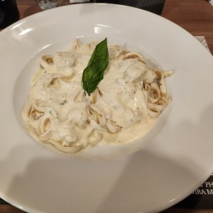 Fetuccini Alfredo con Pollo