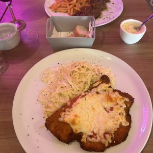 Milanesa y pasta alfredo.