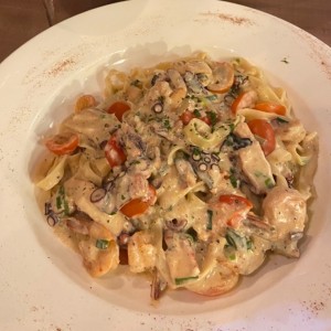 Fettuccine con camarones y pulpo