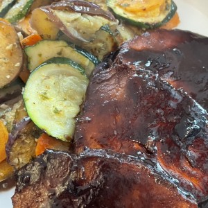 Asado negro y vegetales salteados