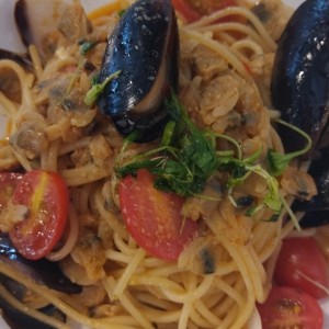 Pasta con mejillones y almejas