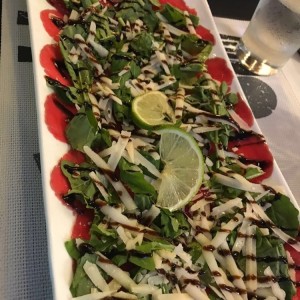 Carpaccio di tonno rucola e pomodorini