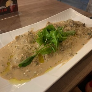 Ravioli - hongos porcini a la crema con aceite de trufas