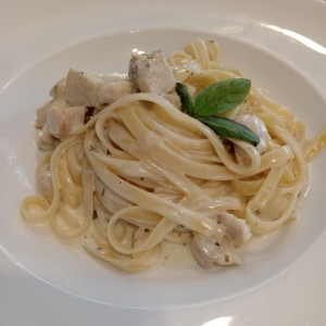 Paste - Fettucinne Alfredo Pollo