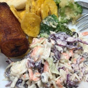 ensalada rayada, platano horneado y tostones