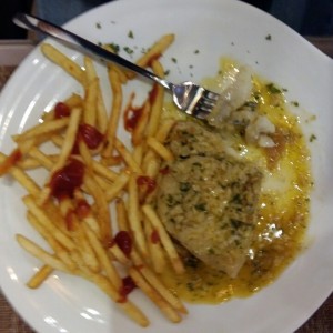 Filete de corvina al ajillo.