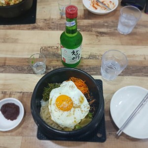 Bibimbap y una botella de Soju.