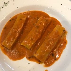 Canelones de Pollo en Salsa Rosada