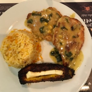 Pollo en Salsa de Espinaca y Maiz, Arroz y Platano Relleno de Queso Crema