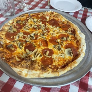 Pizza de pepperoni y hongos