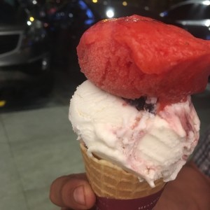 cono de fresa con italian cereza