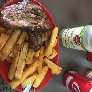 Chuletas asadas con yucas