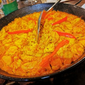 paella de carne y pollo