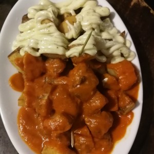 Papas bravas y alioli