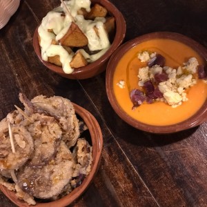 berenjenas fritas, papas alioli y salmorejo (tapas) 