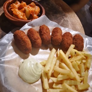 Papas bravas y croquetas 