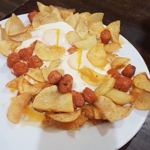 Huevos rotos con chistorra