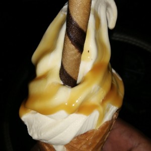 helado de avellana con topping de caramelo