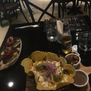 Entradas - Montaditos de tortilla y Ensalada tijuana