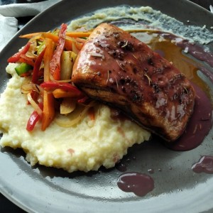 Salmon en salsa de carne vegetales salteados y pure liso. 