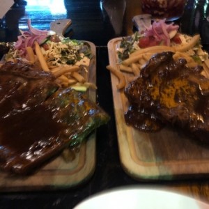 costillas a la cerveza, ensalada ranch y papas fritas