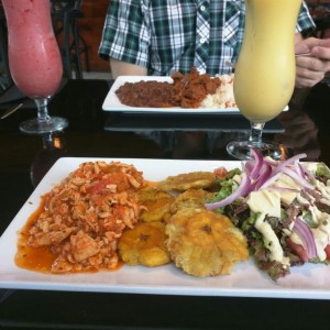 lunch de pollo patacon y ensalada con frozen de maracuya