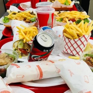 varios combos de shawarma con papas fritas y ensalada