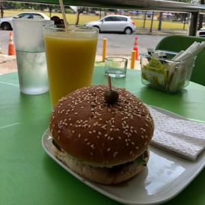 hamburguesa gourmet de pollo y batido de mango