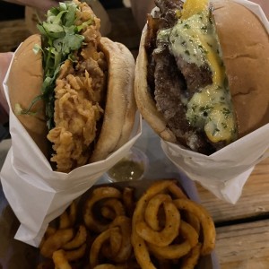 Chicken pollo y chimi mayo con curly fries