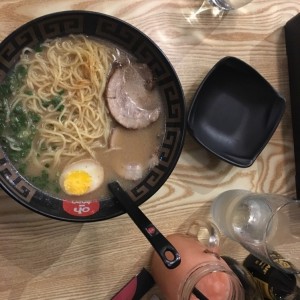 ramen tradicional y limonada de fresa