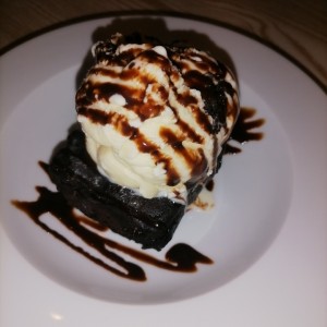 Brownie con helado