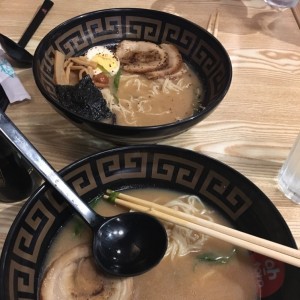 hakata black garlic ramen y hakata tradicional